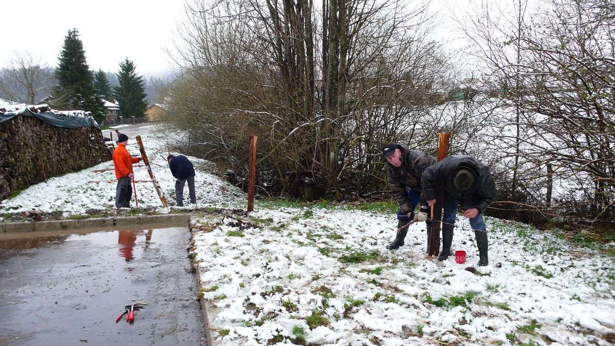 Alentour Place vierge 3 avec le concours de bénévoles  2013