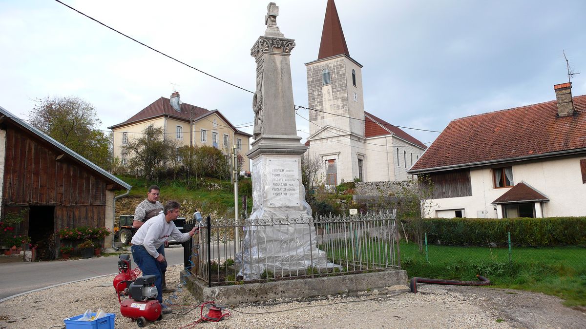 Peinture monument aux morts 2008