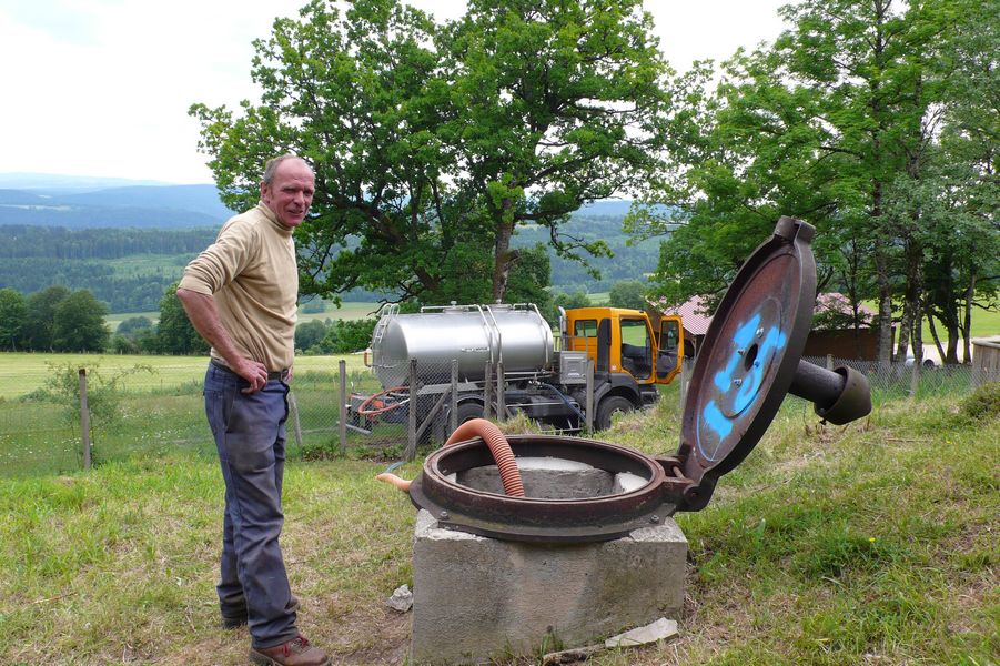 Remplissage du réservoir d'eau par camio citerne (lait)