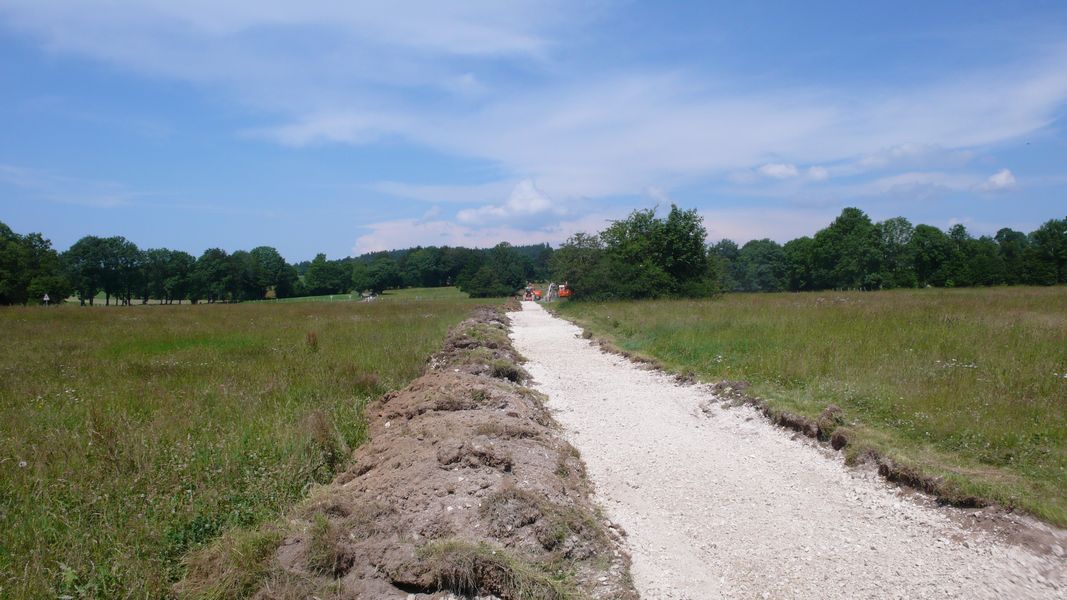 Réalisation de la tranchée et mise en place du tuyau d'alimentation d'eau