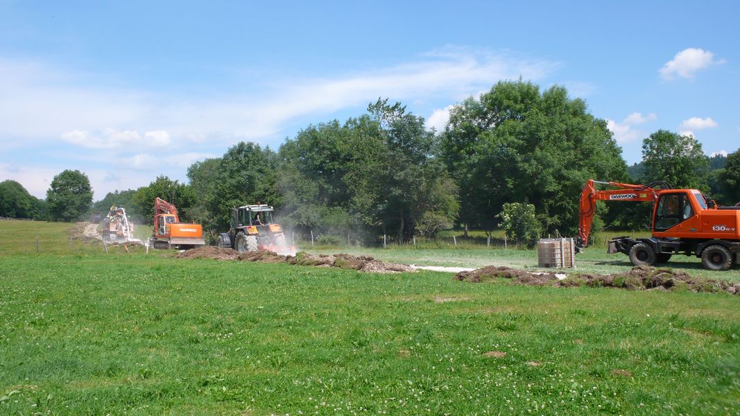 Réalisation de la tranchée et mise en place du tuyau d'alimentation d'eau