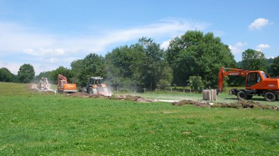Réalisation de la tranchée et mise en place du tuyau d'alimentation d'eau