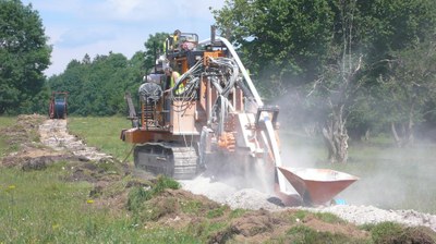 Réalisation de la tranchée et mise en place du tuyau d'alimentation d'eau