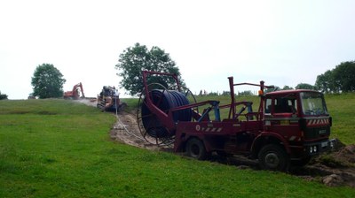 Réalisation de la tranchée et mise en place du tuyau d'alimentation d'eau